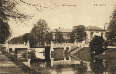 2177 Gezicht op de Stadsbuitengracht te Utrecht met de Willemsbrug uit het zuiden.
